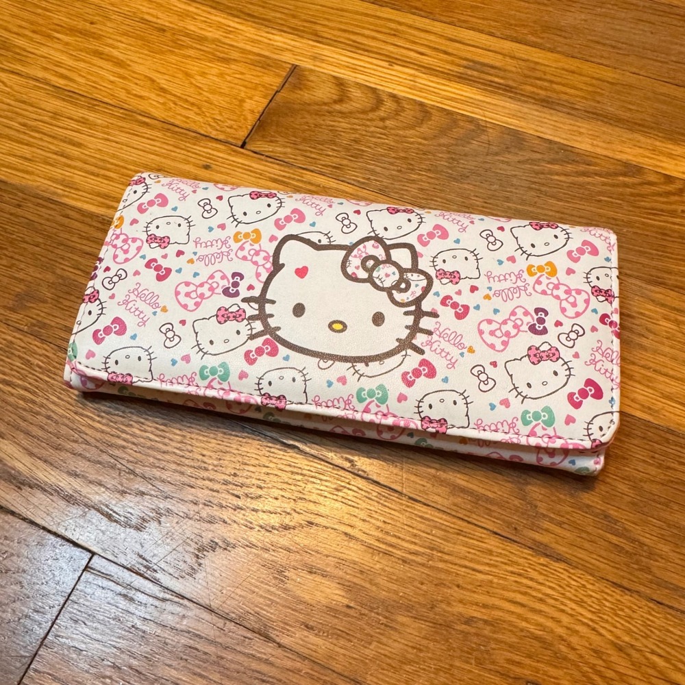 NWOT Hello Kitty Sanrio White Pink Bow Long Trifold Wallet